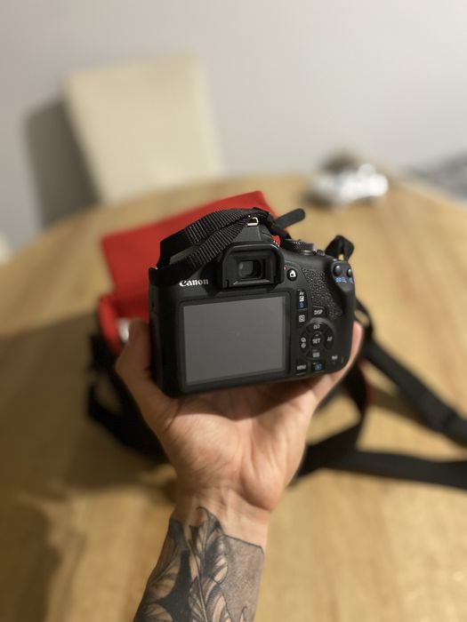 Lustrzanka Canon eos 2000D