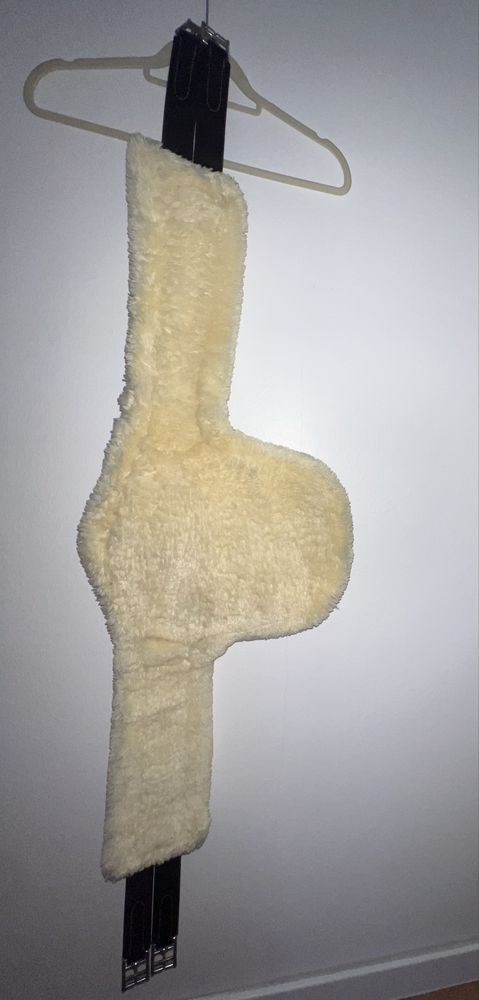 Popręg Kentucky z futerkiem czarny 145 cm