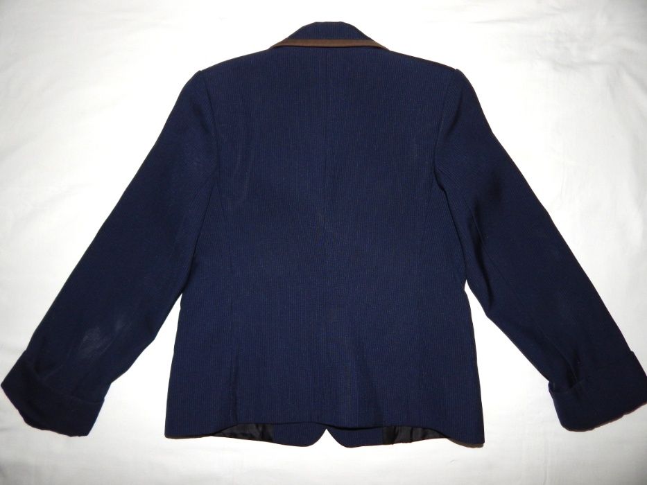 Школьный пиджак темно-синего цвета на девочку 6,5-8 лет. Размер S.