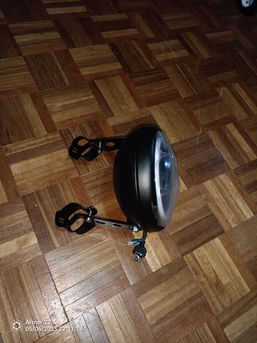 Farolim led de mota com aplique