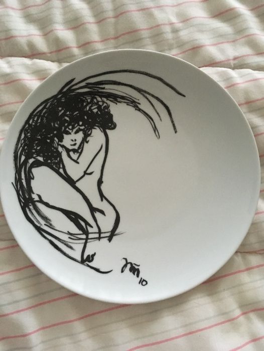 Prato pintado (porcelana) de João Cutileiro