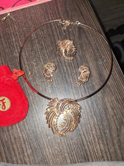 Чудовий комплект прикрас