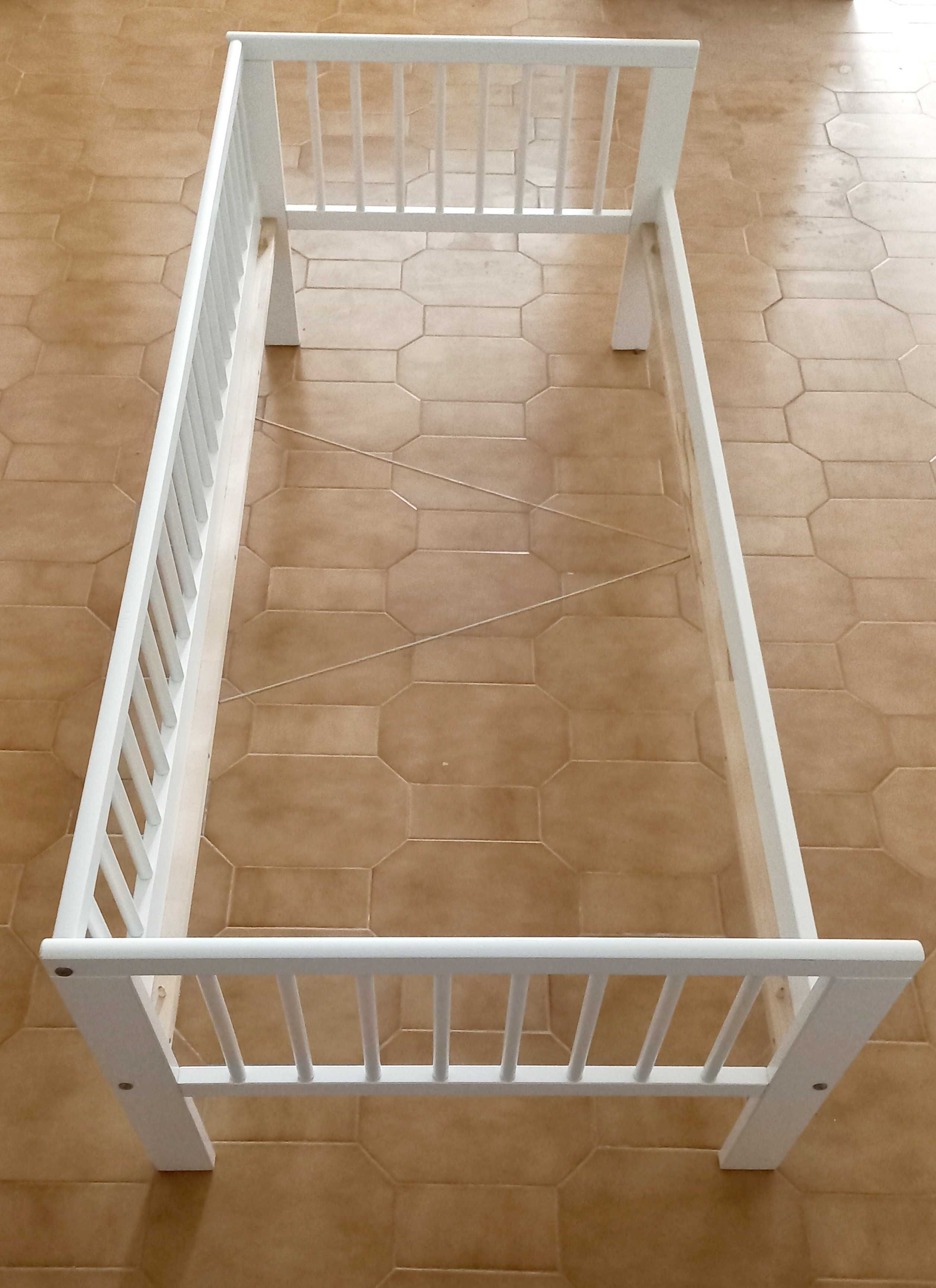 Cama pequena criança com ripado, madeira lacada 167×76 e estrado IKEA