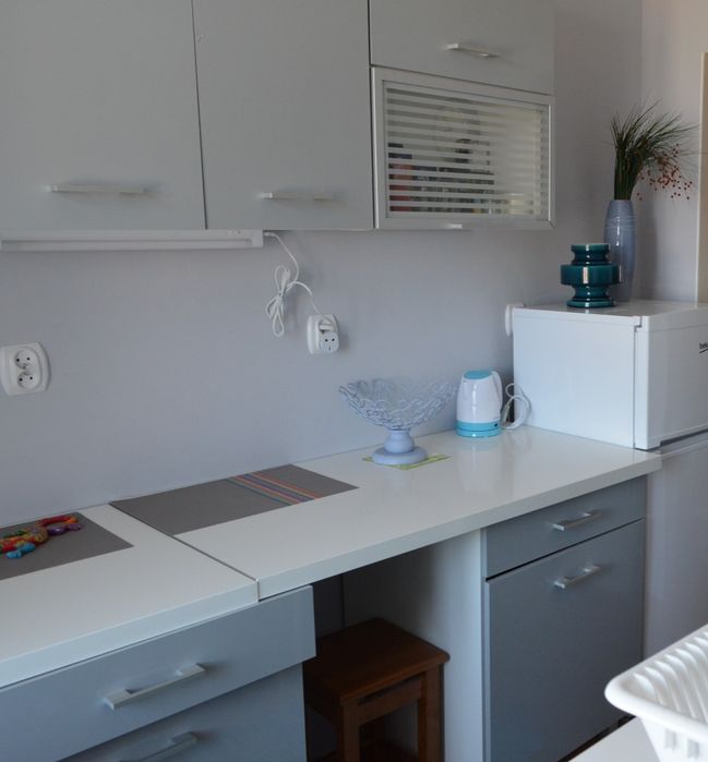 Komplet szafek kuchennych, w kolorze eleganckiej szarości, połysk