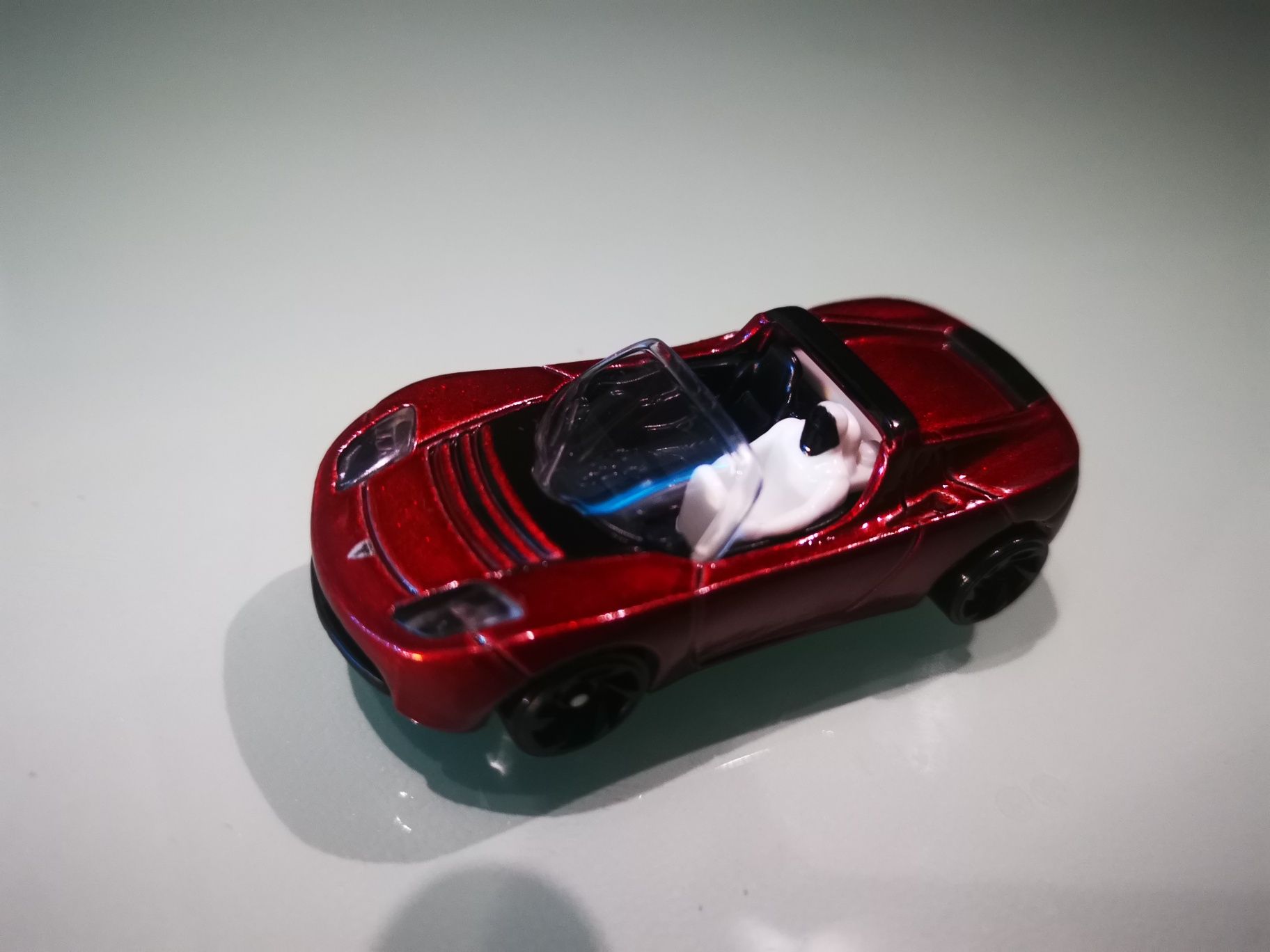 Tesla roadster hotwheels com portes incluídos