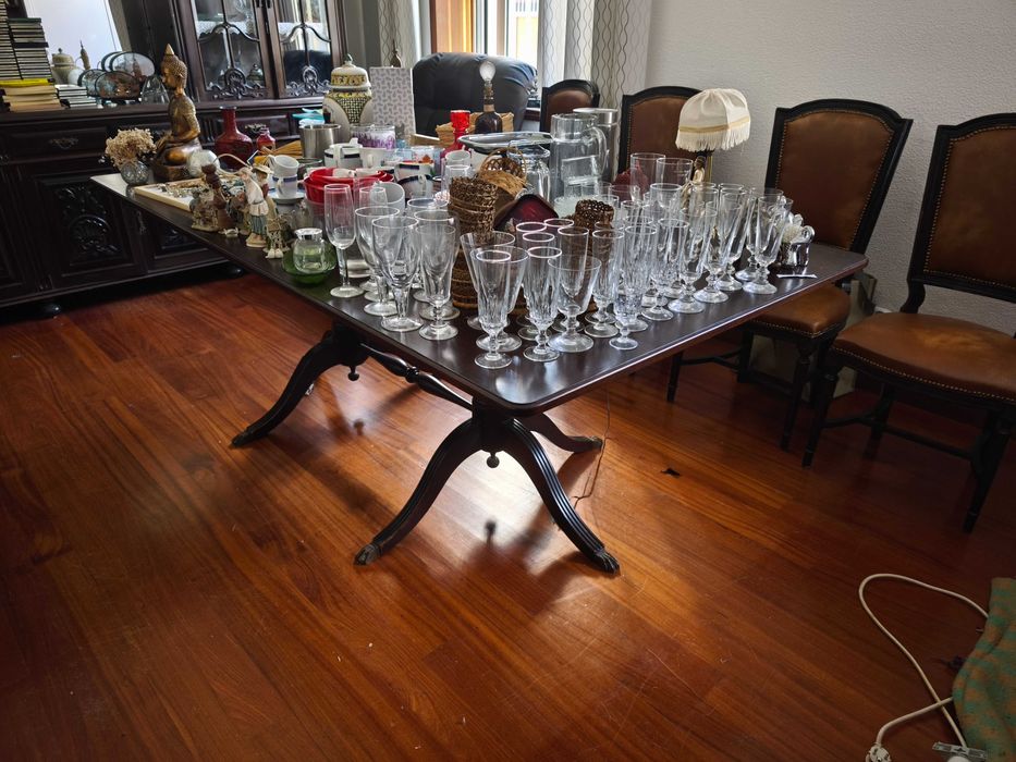 Mesa de sala de jantar com oito cadeiras em pele