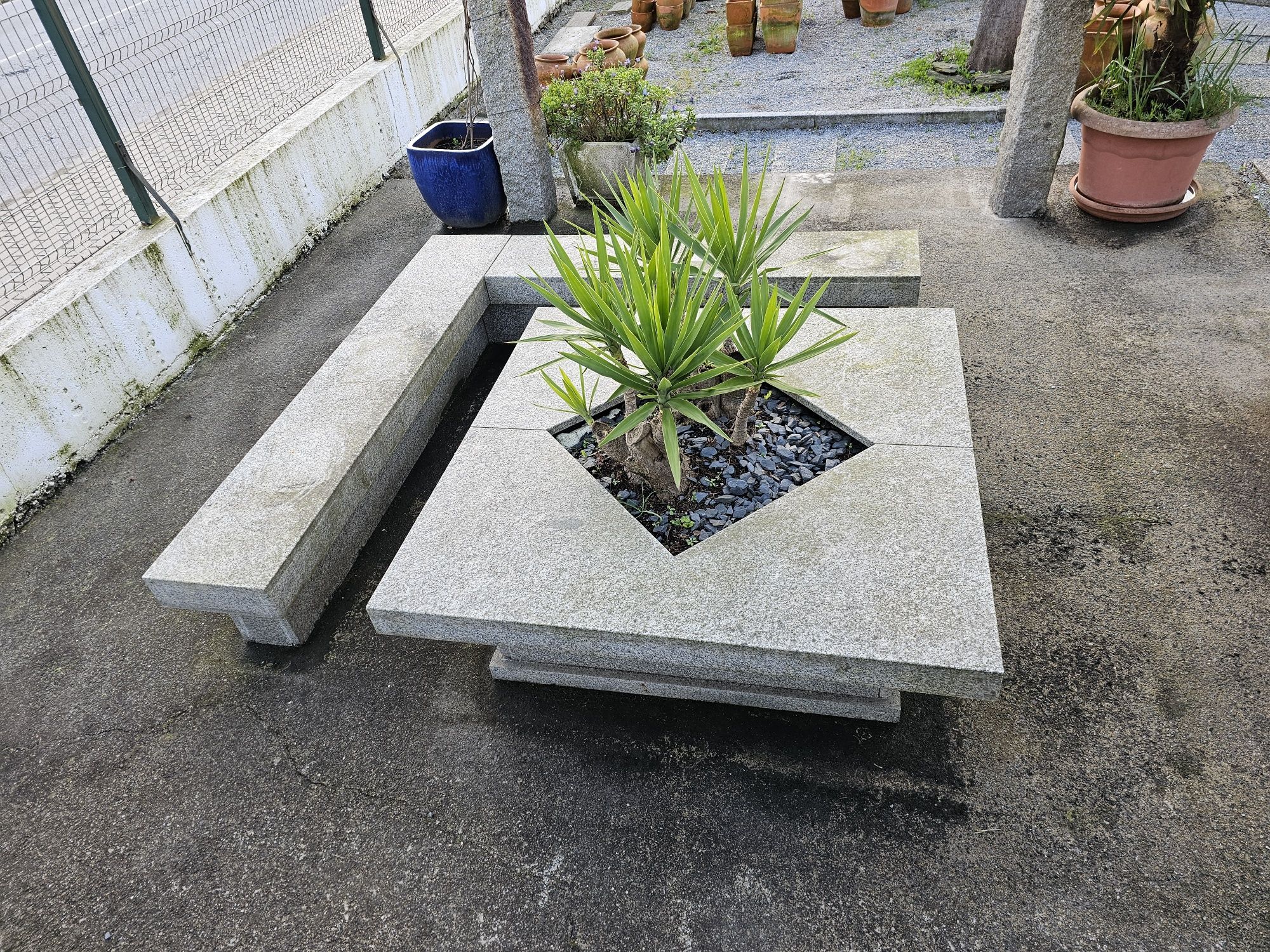 Mesa de jardim com bancos.