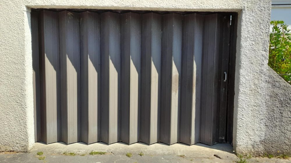 Portão de ferro castanho