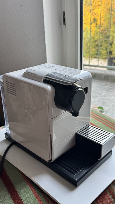 Продаю кавоварку DeLonghi Nespresso Lattissima