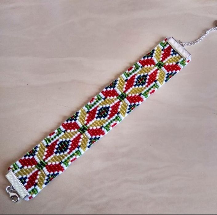 Браслет із бісеру в стилі вишиванки