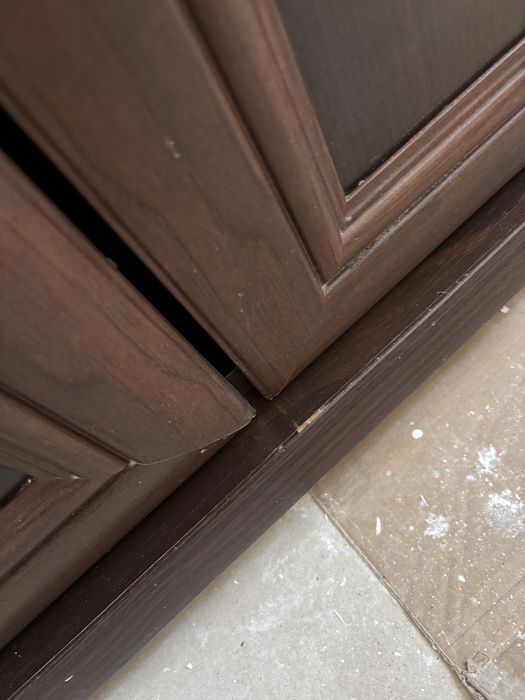 Komody brązowe do pokoju z półkami i szufladami