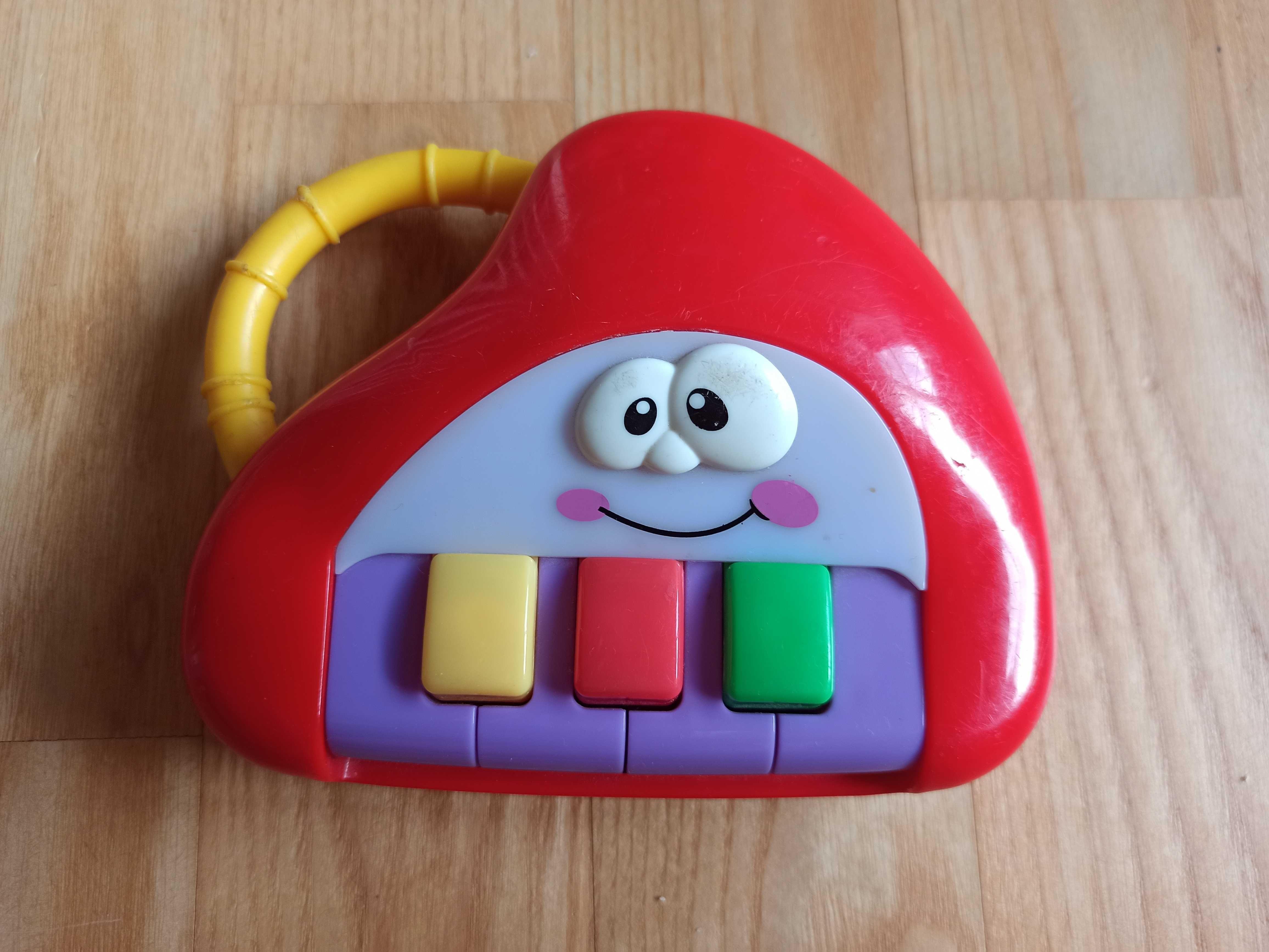 Małe pianinko firmy Kiddieland Toy Ltd. dla dzieci