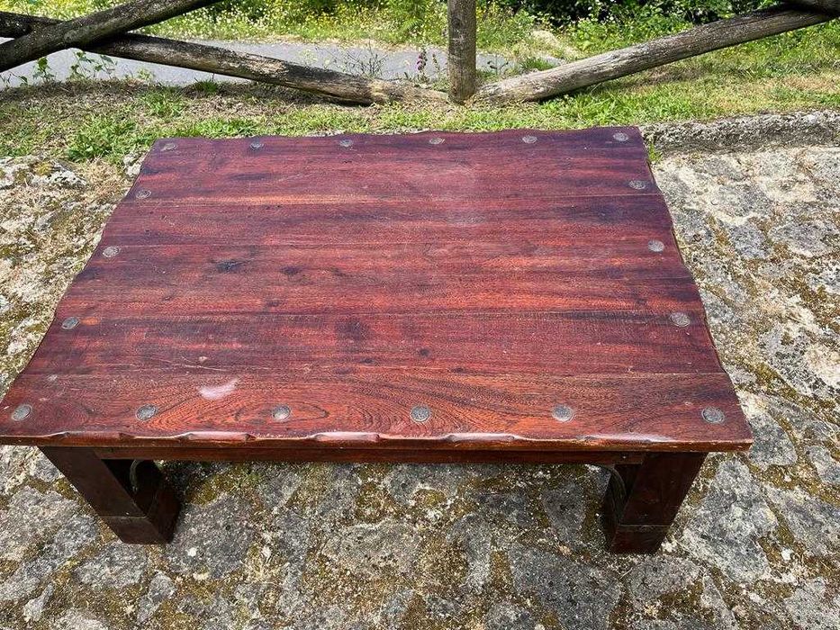 Mesa de apoio rústica de madeira.