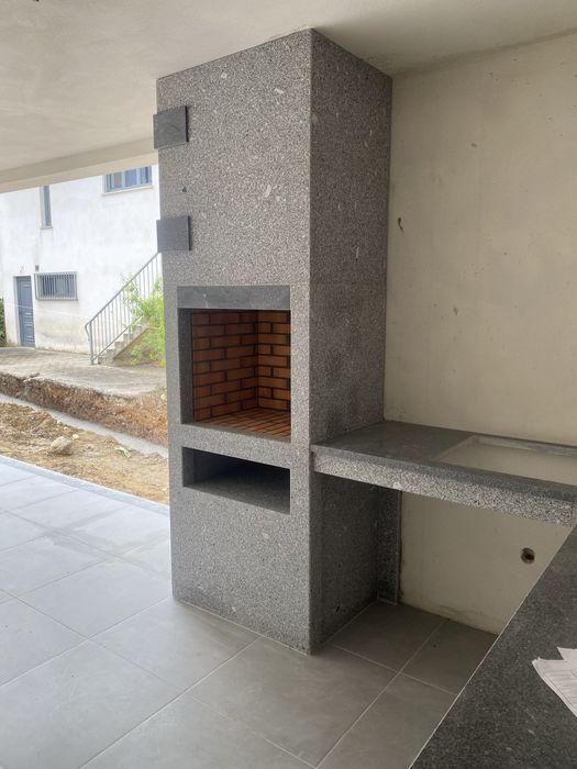 Churrrasqueira em granito cinza amaciado