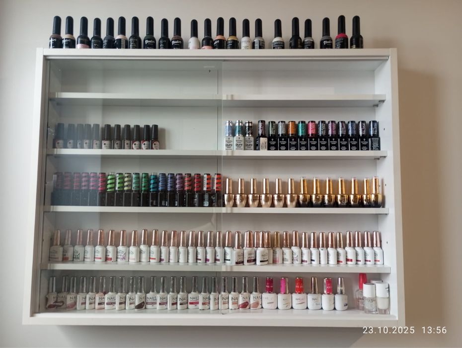 Wisząca witryna/półka z przesuwnymi drzwiami