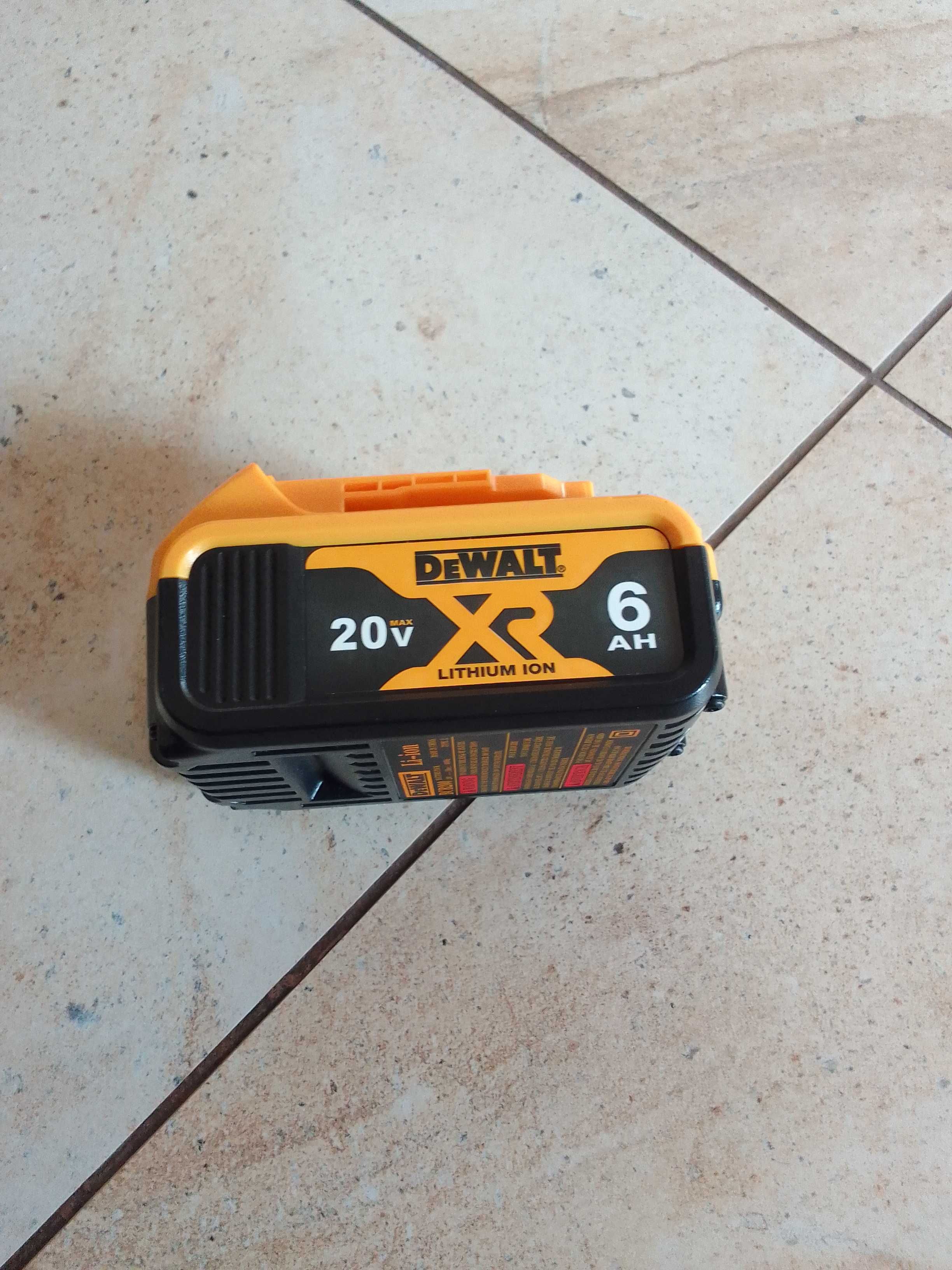 Szlifierka kątowa akumulatorowa Dewalt  z akcesoriami walizka