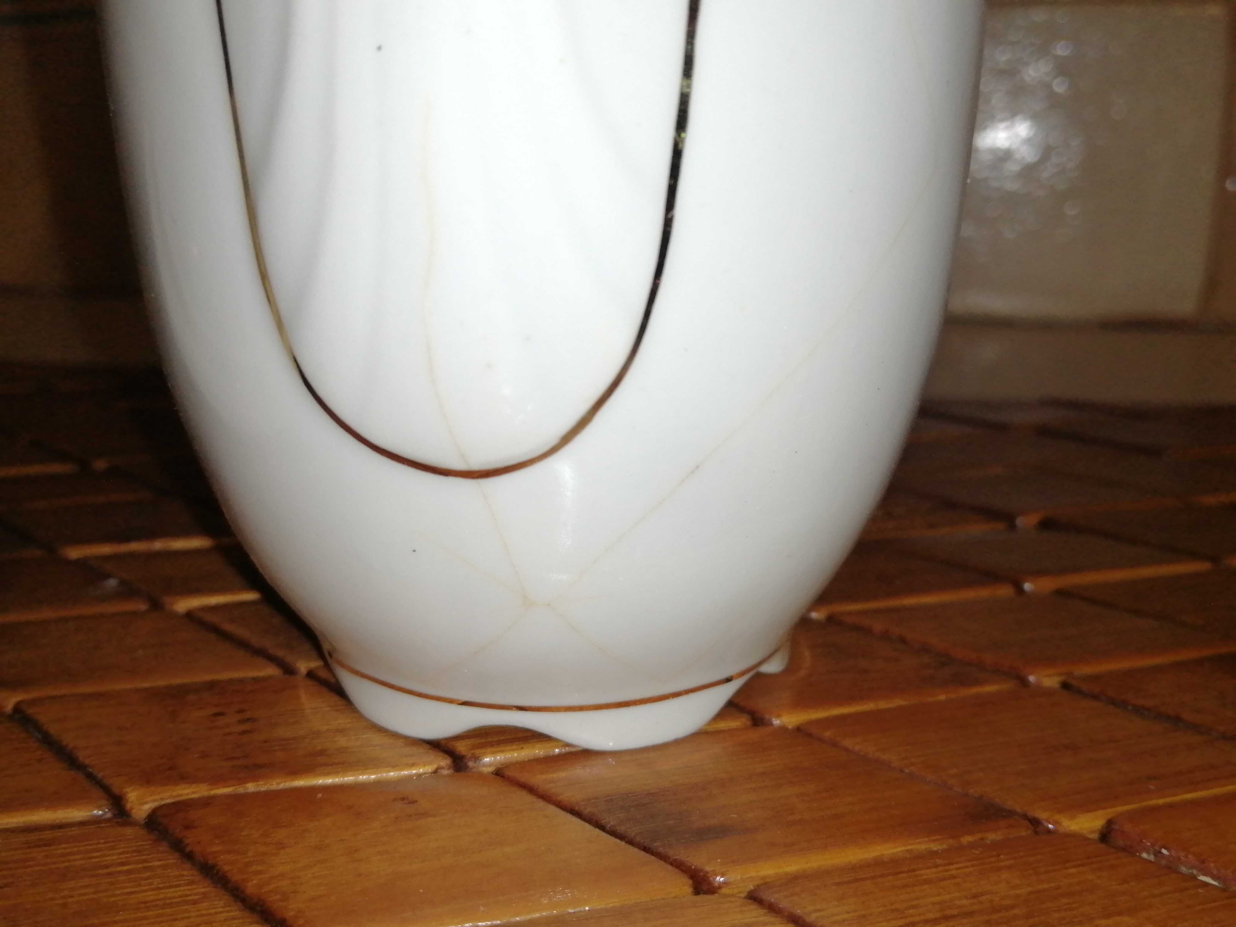 Szeroka filiżanka porcelanowa ze złoceniem, ryflowana Chodzież.