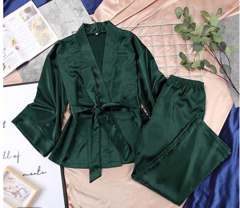 Pijama acetinada verde esmeralda, tamanho M/L