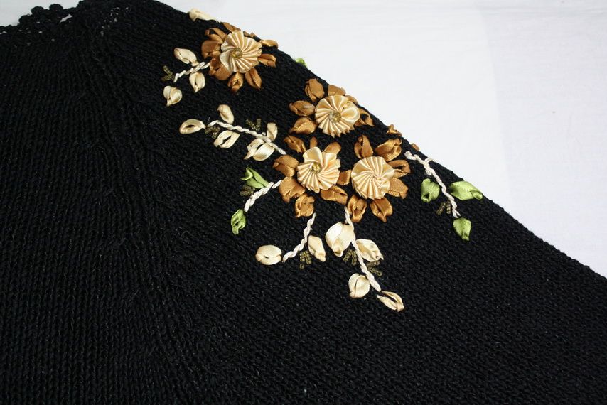 Жилет вязаный с ручной вышивкой лентами