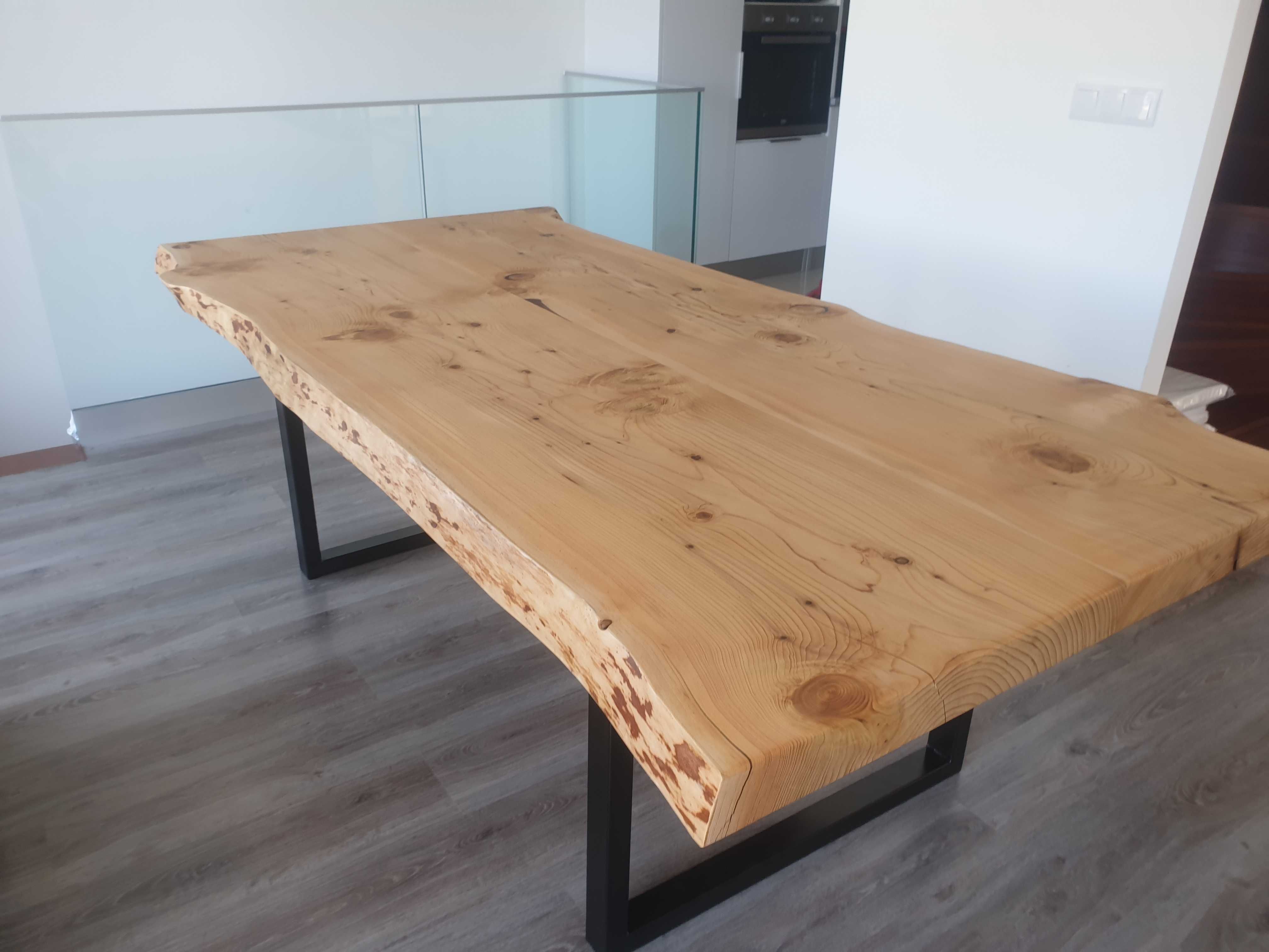 Mesa De Jantar Em Madeira maciça. solid wood dining table