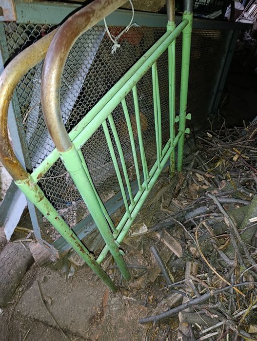 Ліжко металеве сіткою