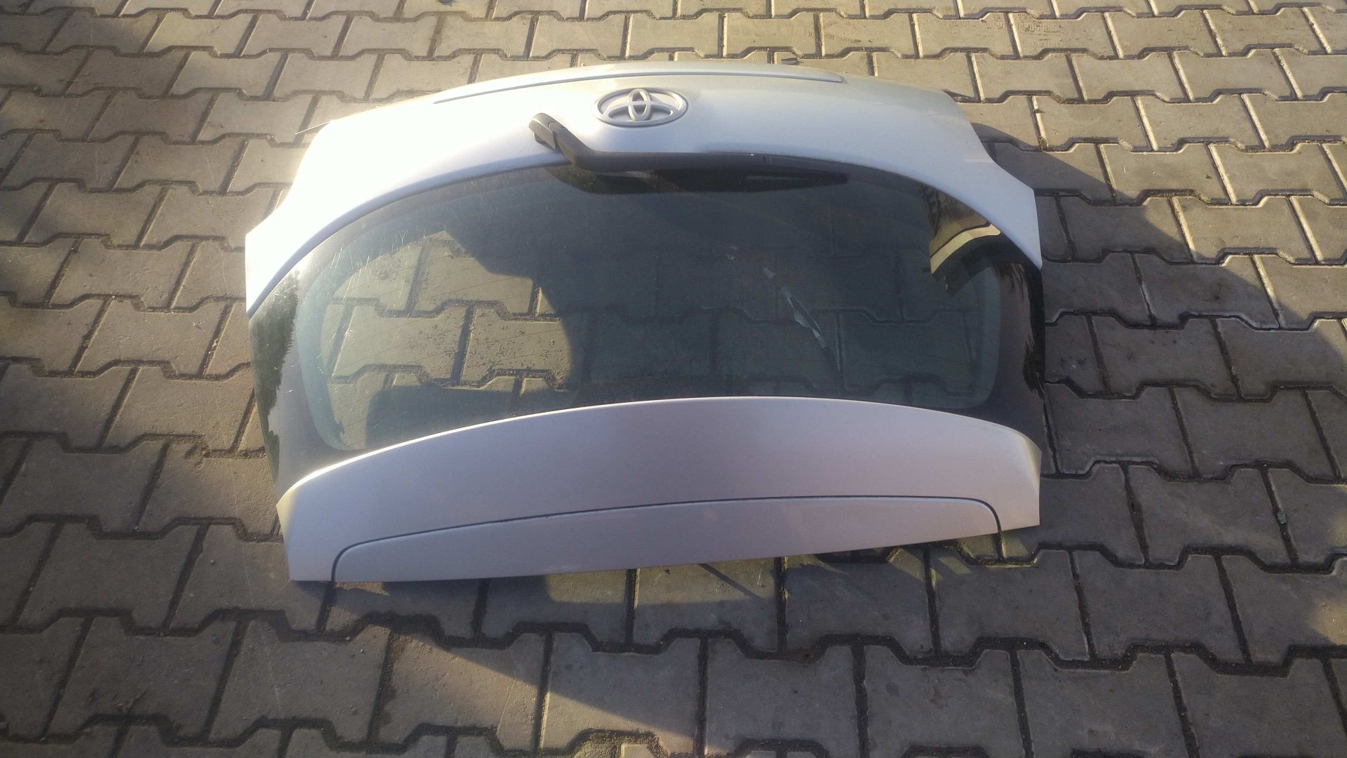 ) Auris 1 klapa tylna kompletna 1C0