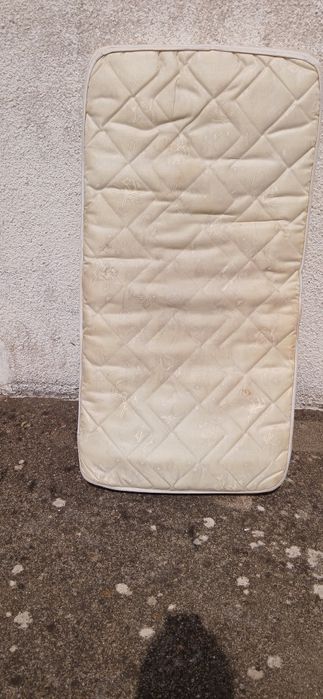 Cama de bebé com colchão