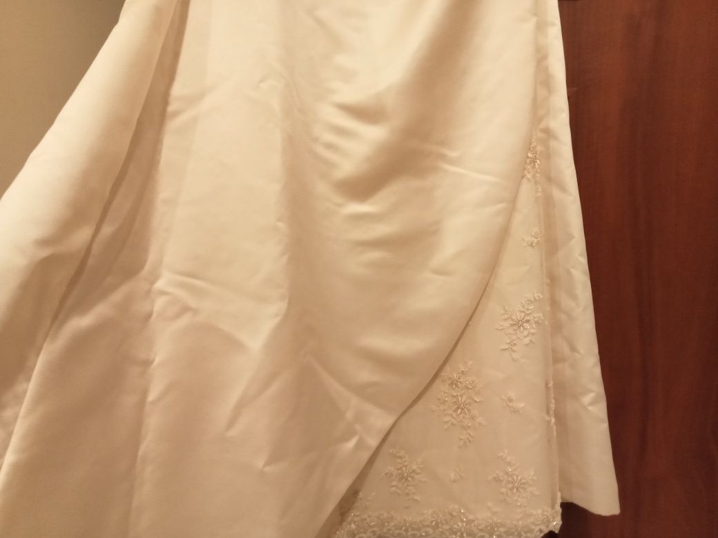 Gustowna suknia ślubna