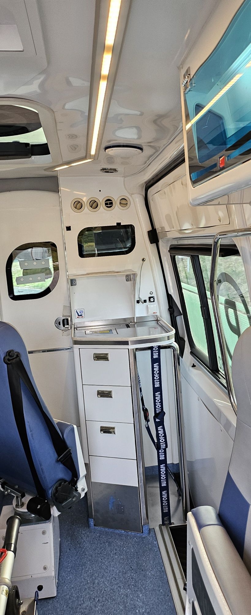 Ambulans karetka Mercedes sprinter  319 v6 automat nosze przejscie 16r