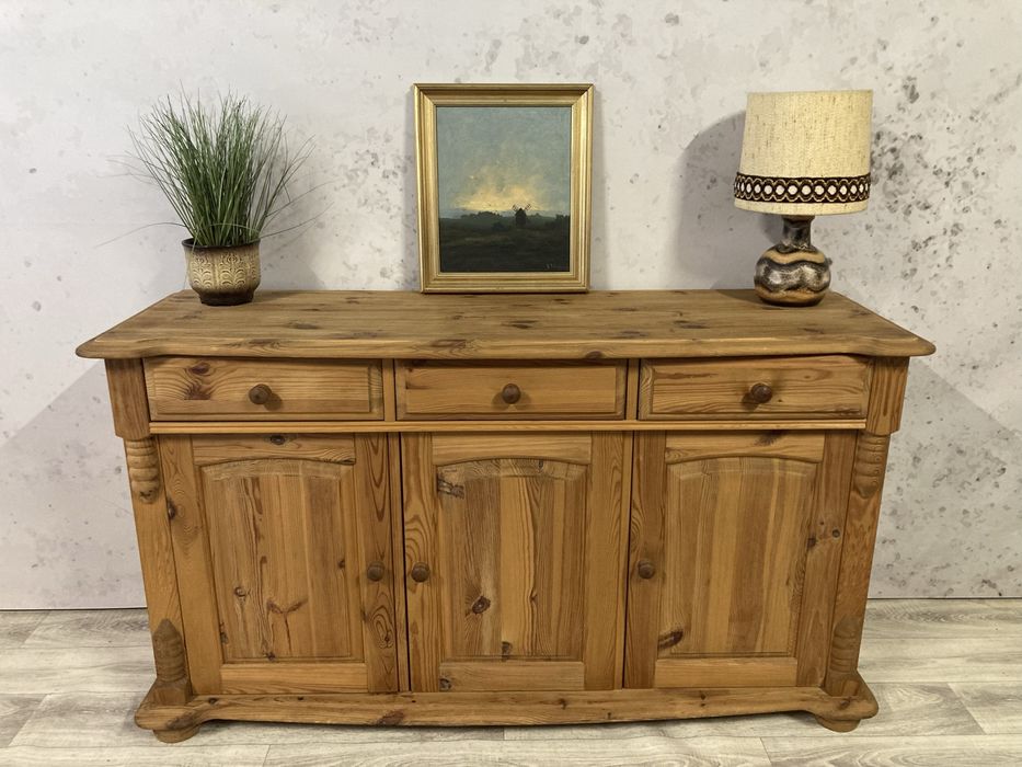 Duża, zdobiona komoda sosnowa