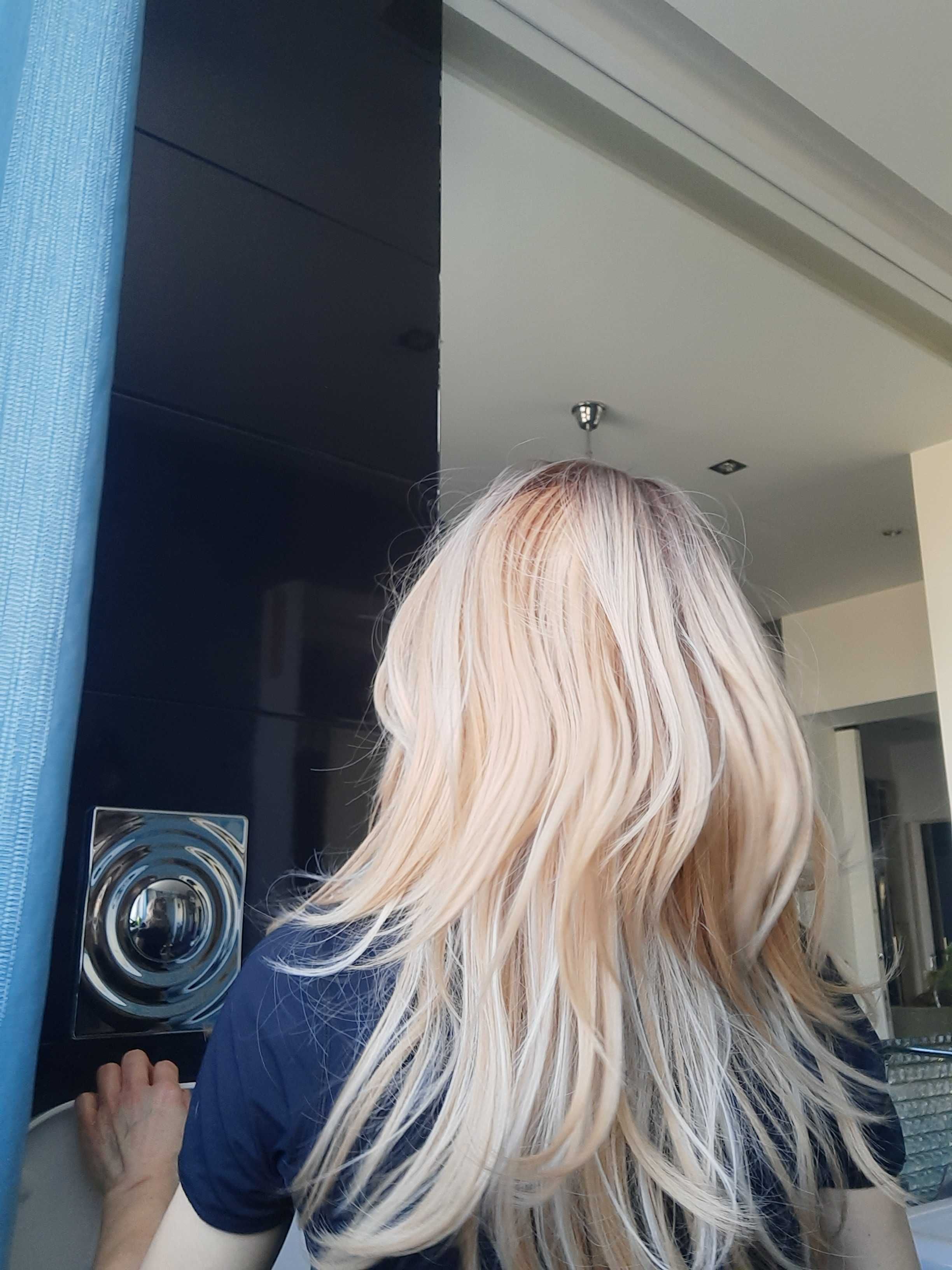 peruka blond, długie cieniowane włosy