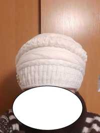 Нова біла вязана жіноча шапка белая женская шапка