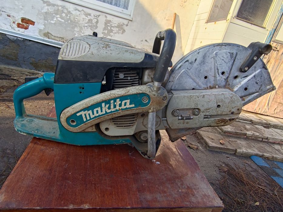 Бензоріз MAKITA.