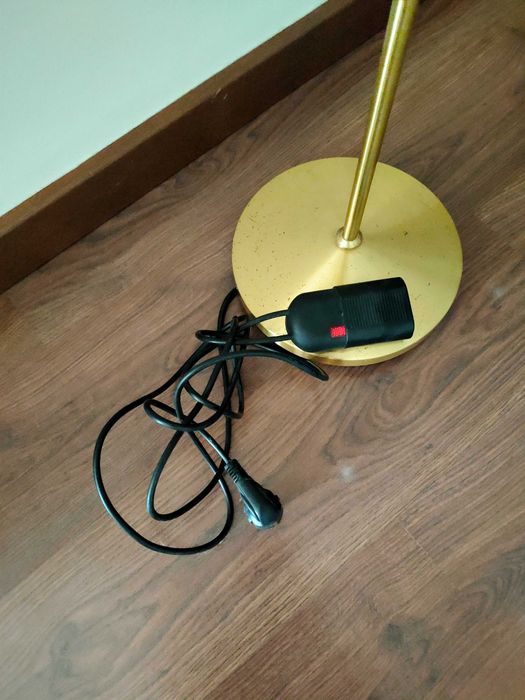 Candeeiro de pé dourado de halogénio