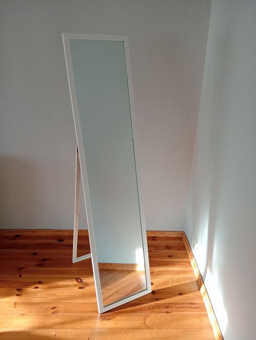 Lustro stojąca pęknięte