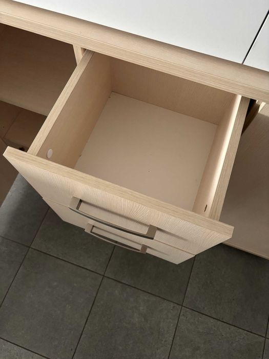 Duża komoda z szufladami i szafkami  i grubym blatem