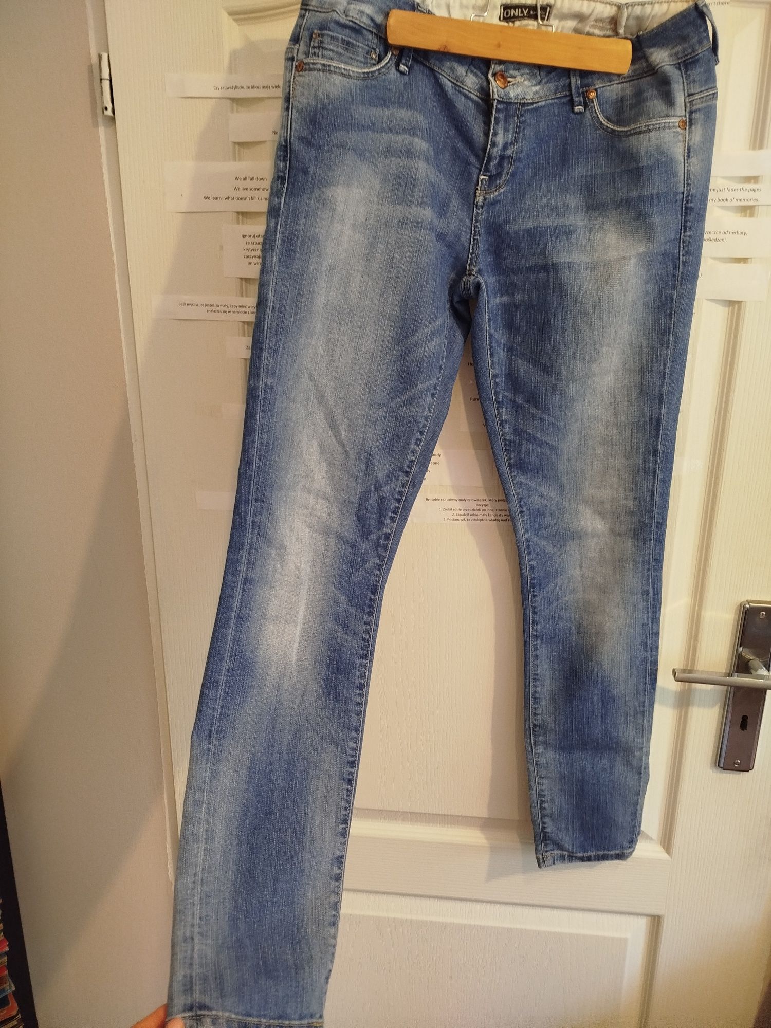 Damskie spodnie jeansowe