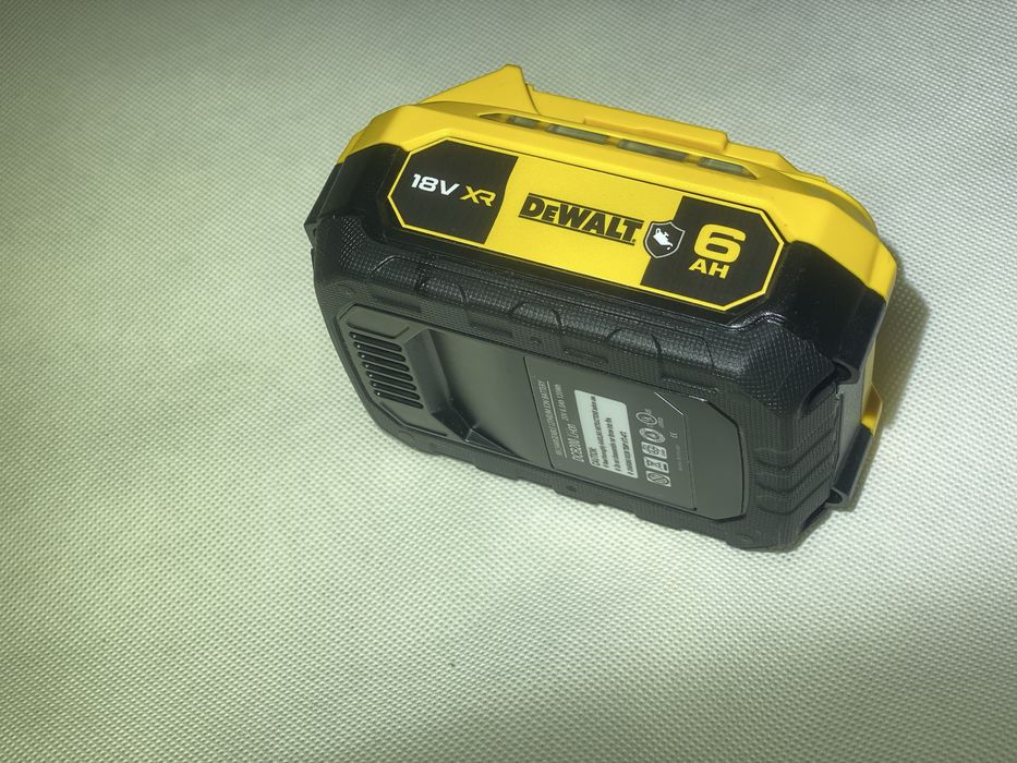 Акумулятор /Батерея Dewalt 6ah /XR -Посилений корпус низ прорезинений