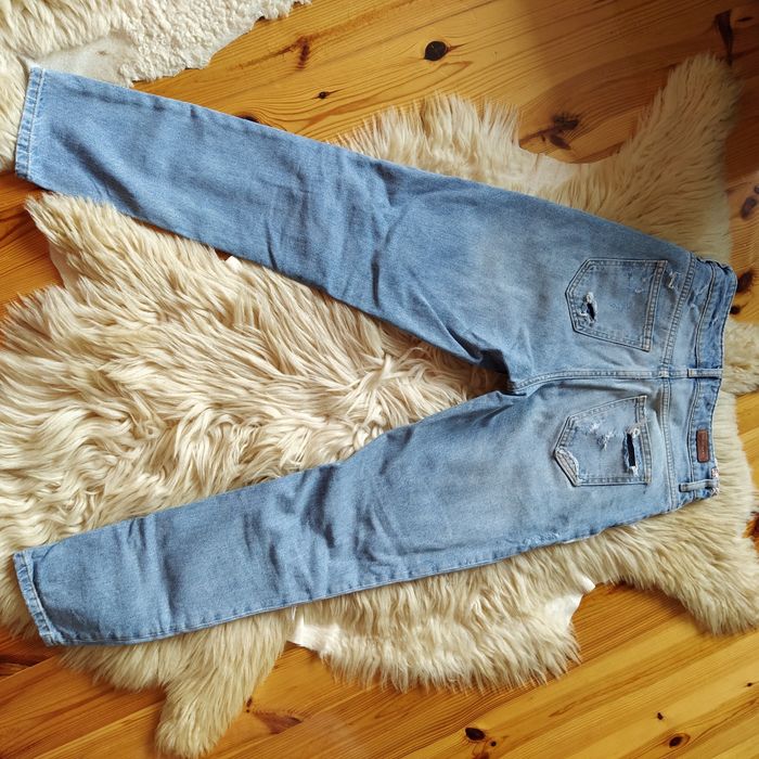 Spodnie jeansowe z przetarciami Zara