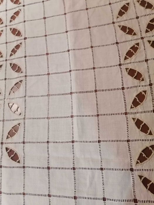 Obrus biały haftowany