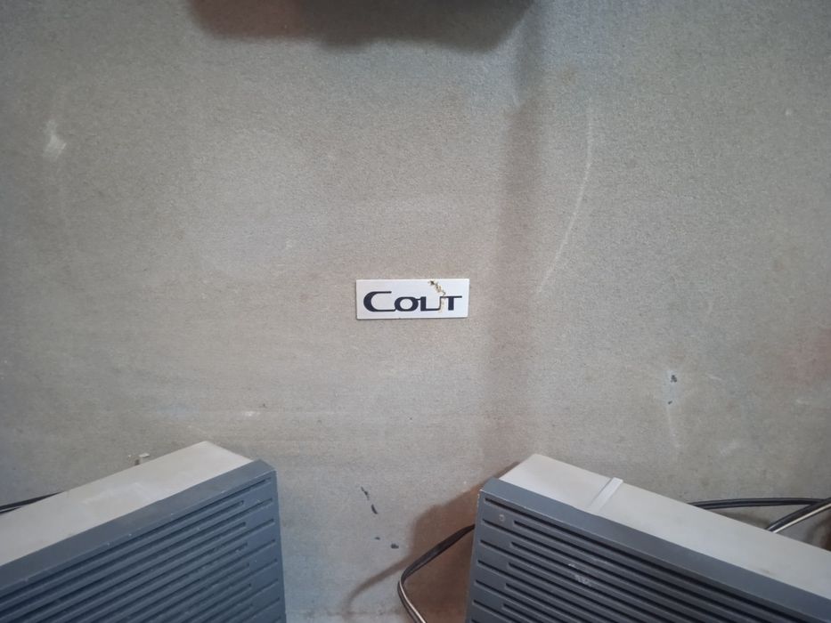 Leitor de gira-discos e rádio portátil antigo