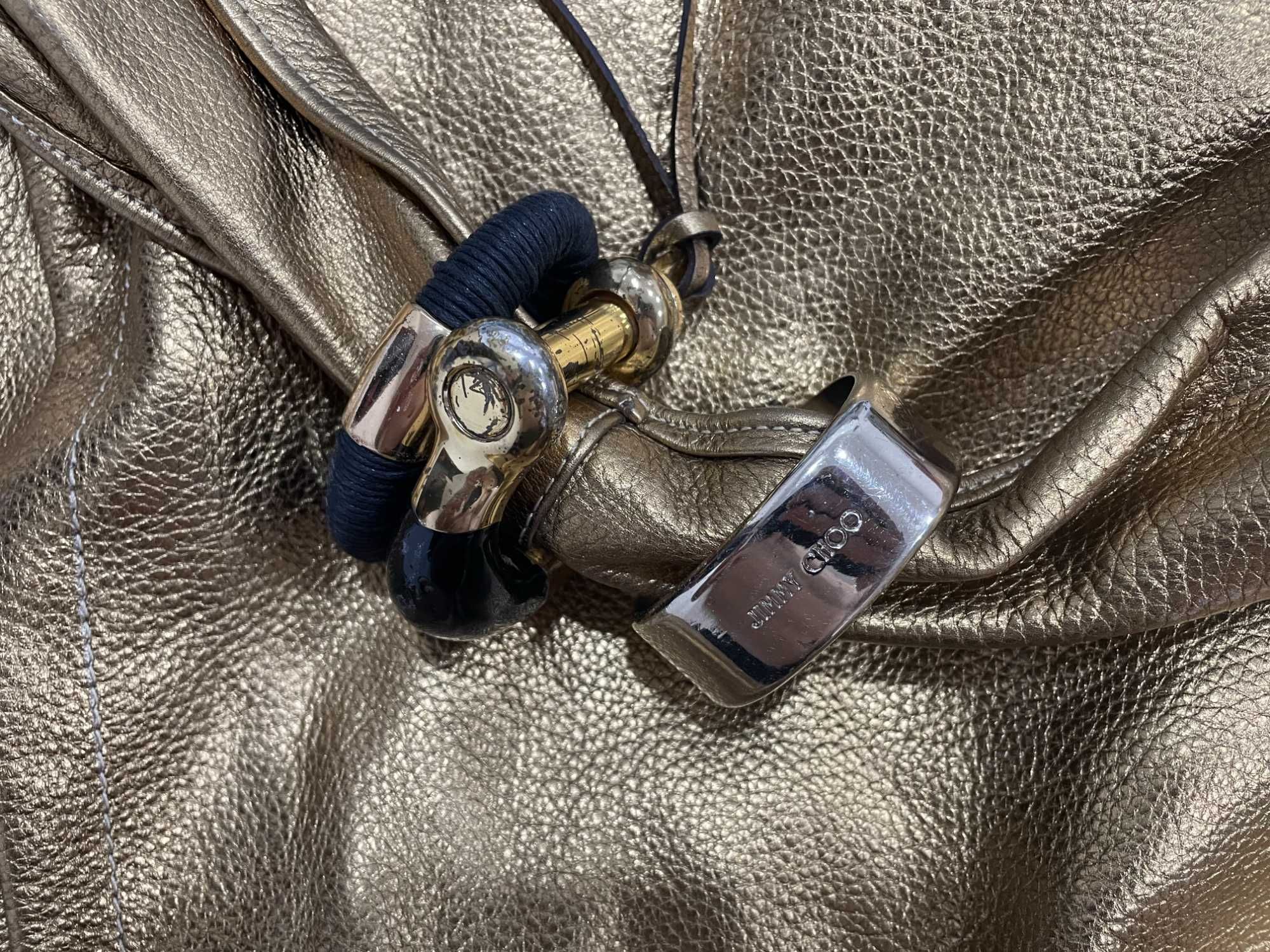 Mala Jimmy Choo dourada