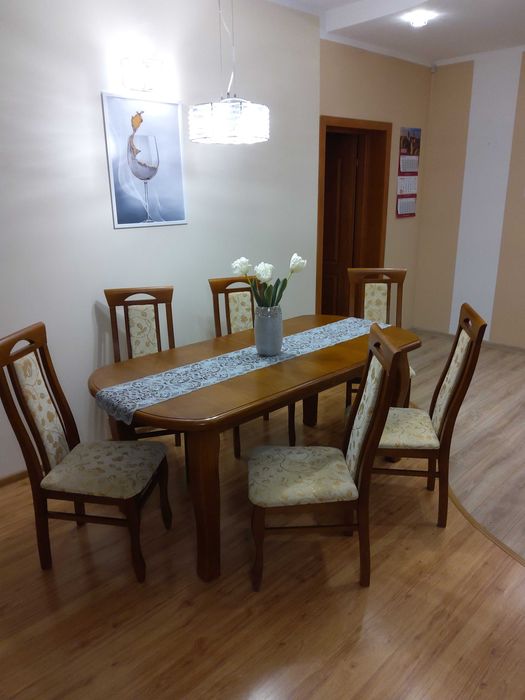 Sprzedam Stół Drewniany Salon/Jadalnia 1,8m/2,6m + 8 Krzeseł Stan BDB