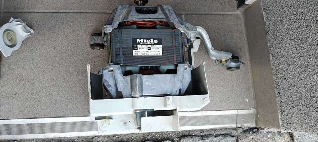 Części do pralki Miele W2245
 W2245.
Pralka byla