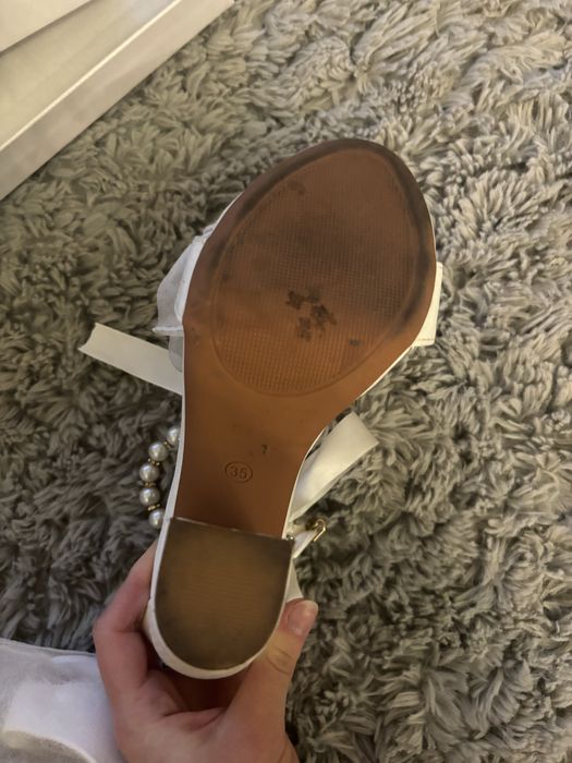Białe buty na słupku