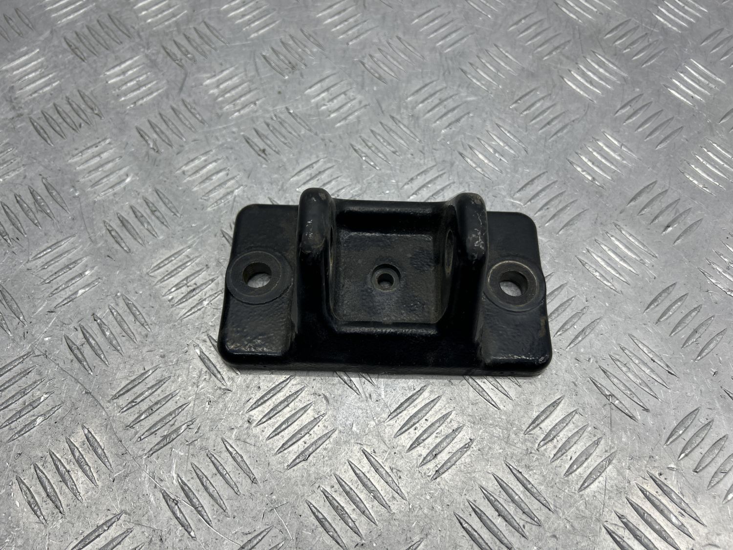 Кронштейн буксировочной петли 15826713 для Hummer H3 2005-2010