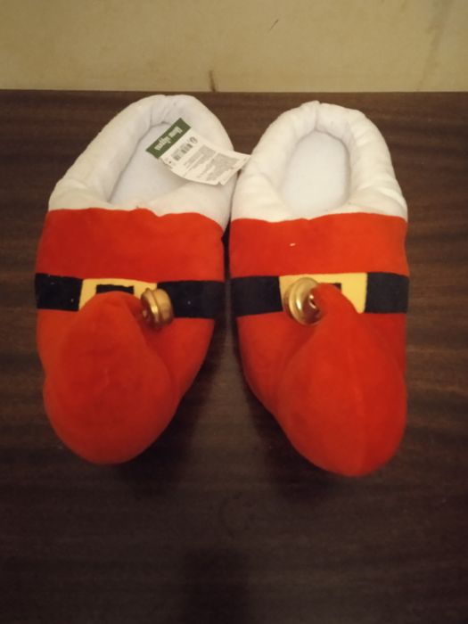 Домашние новогодние атмосферные тапочки.