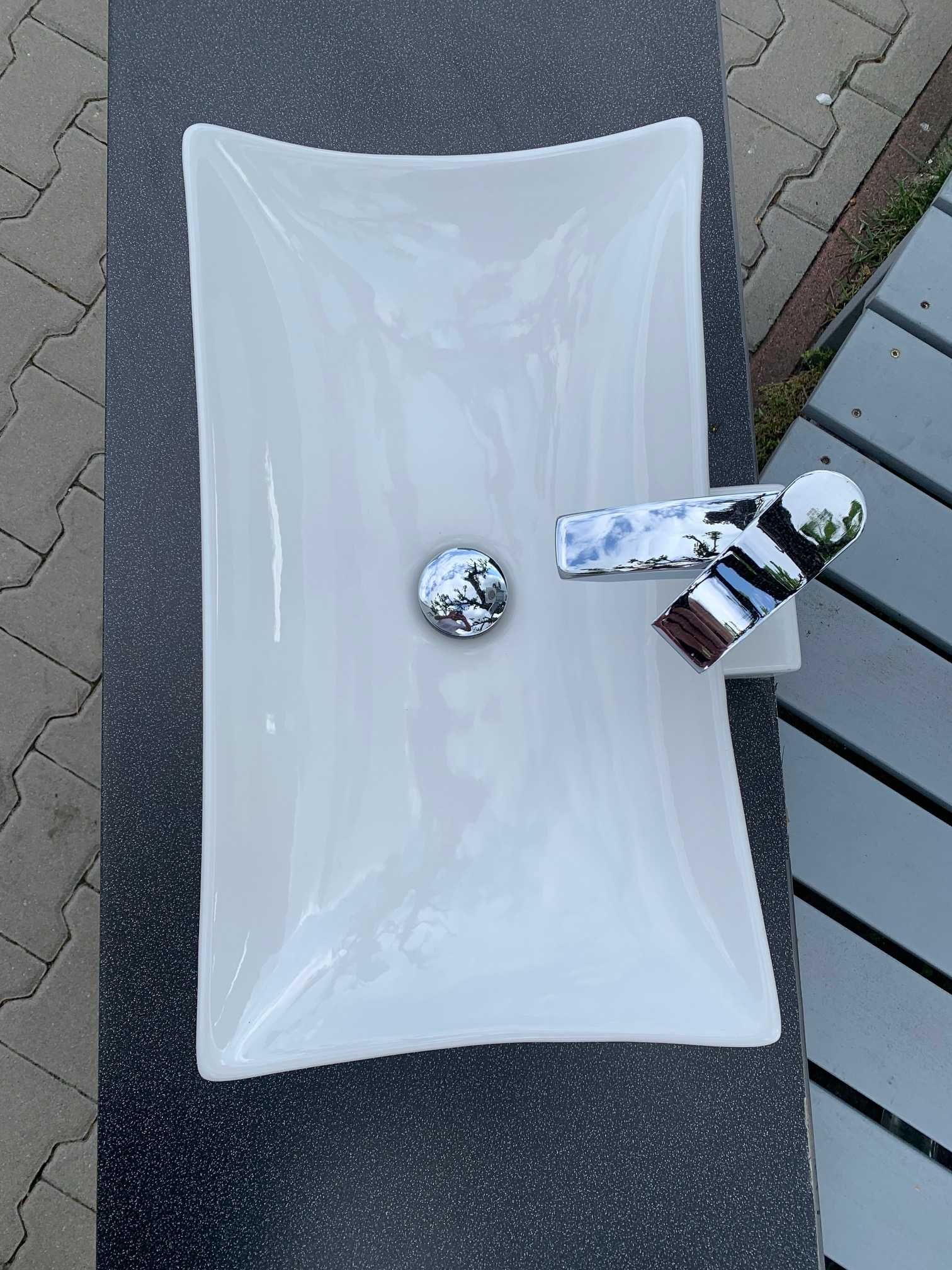 Dwie umywalki nablatowe Bathco wraz z bateriami Omnires Murray