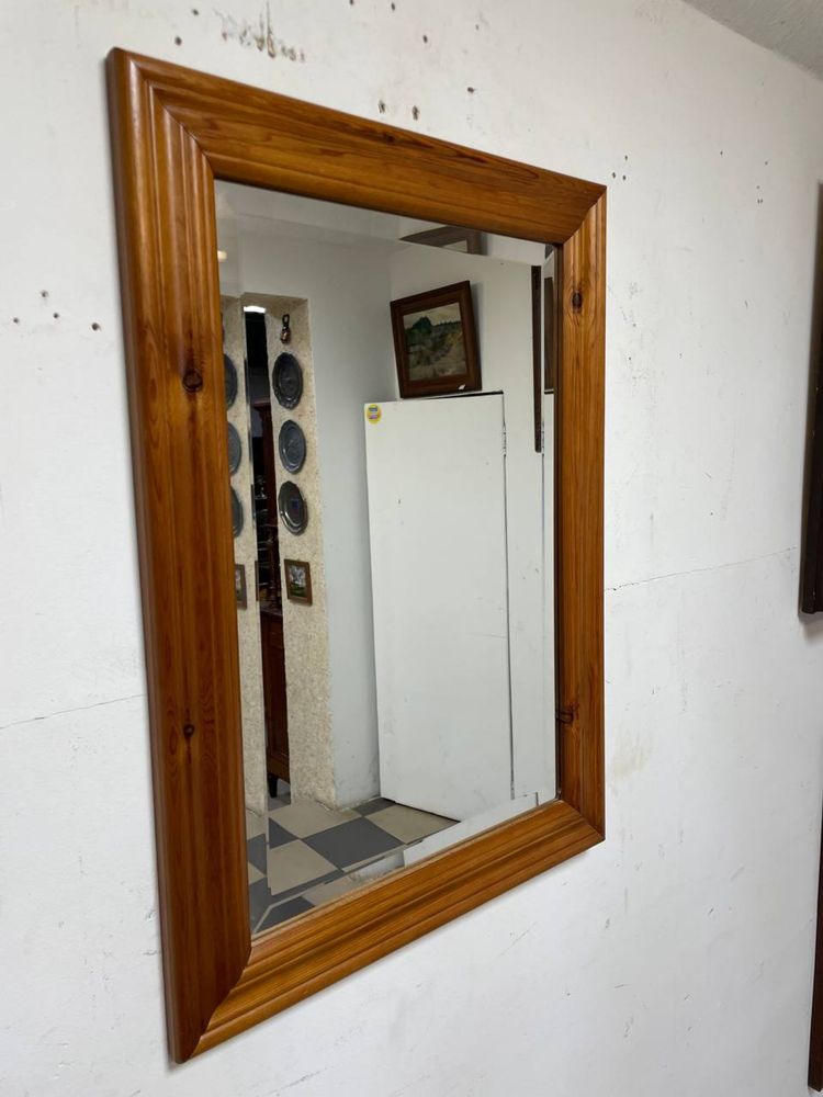 Дзеркало в дубовій рамі зеркало