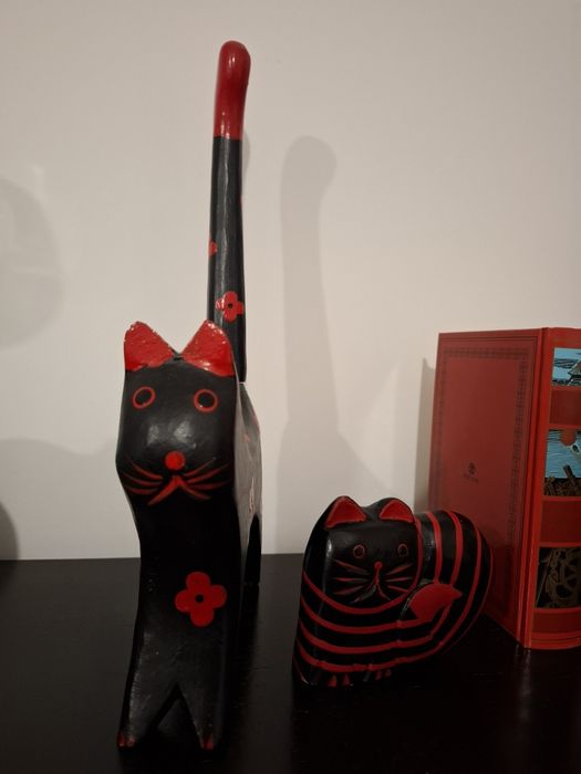 2 gatos de madeira decoração